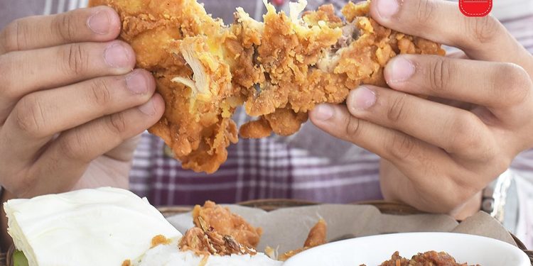 Ayam Gepuk Pak Gembus makan