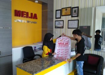 Melia Laundry candid