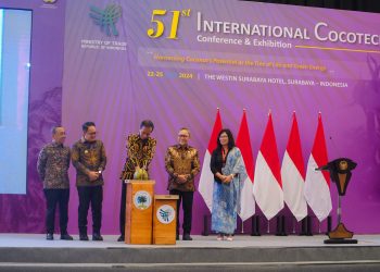 Presiden Joko Widodo didampingi Menteri Perdagangan Zulkifli Hasan membuka Konferensi dan Pameran Kelapa Internasional (Cocotech) ke-51 di Surabaya, Jawa Timur, Senin (22/7/2024).
