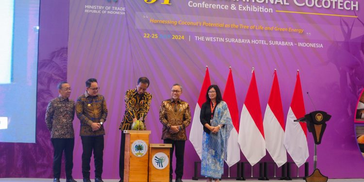 Presiden Joko Widodo didampingi Menteri Perdagangan Zulkifli Hasan membuka Konferensi dan Pameran Kelapa Internasional (Cocotech) ke-51 di Surabaya, Jawa Timur, Senin (22/7/2024).