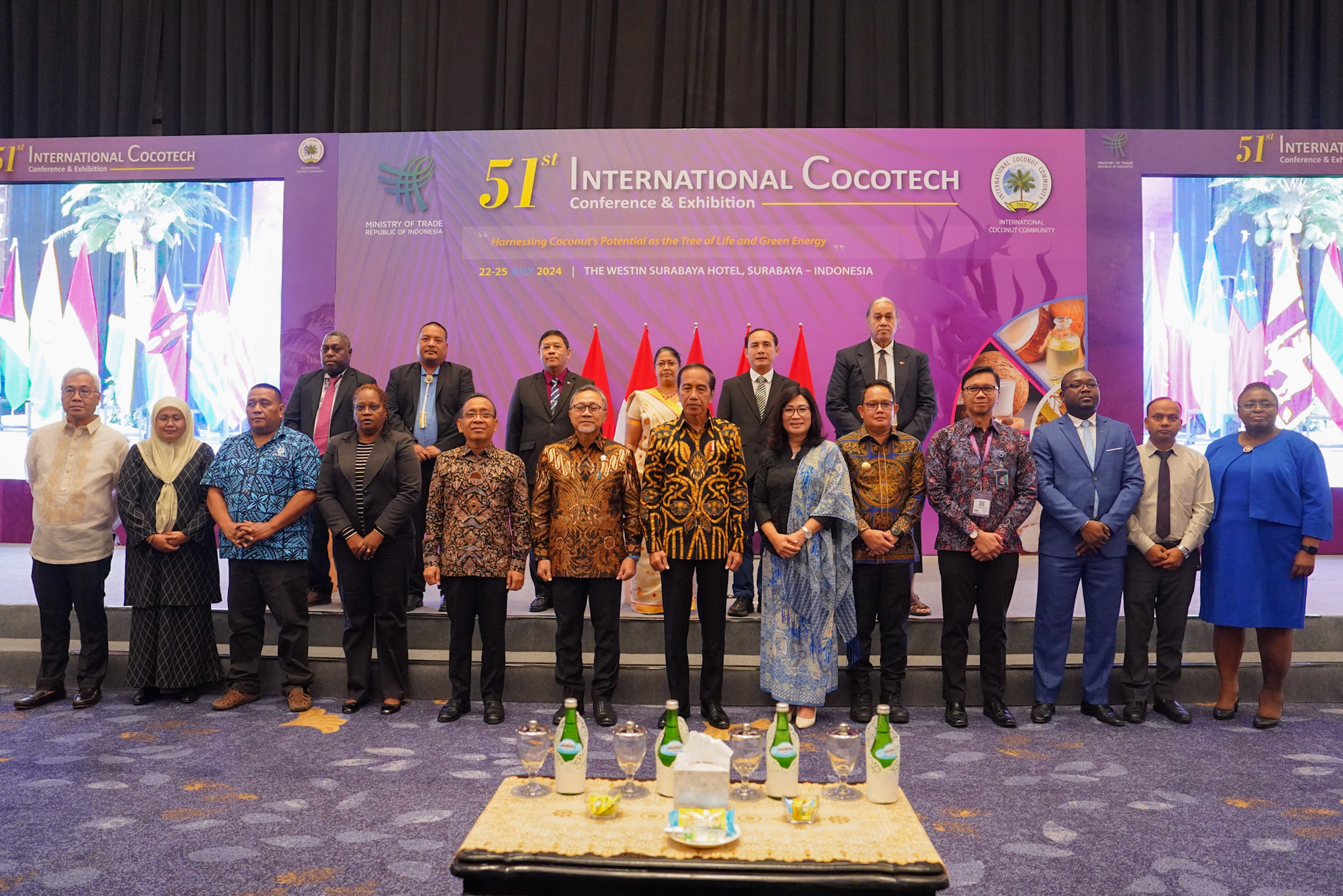 Presiden Joko Widodo didampingi Menteri Perdagangan Zulkifli Hasan membuka Konferensi dan Pameran Kelapa Internasional (Cocotech) ke-51 di Surabaya, Jawa Timur, Senin (22/7/2024).