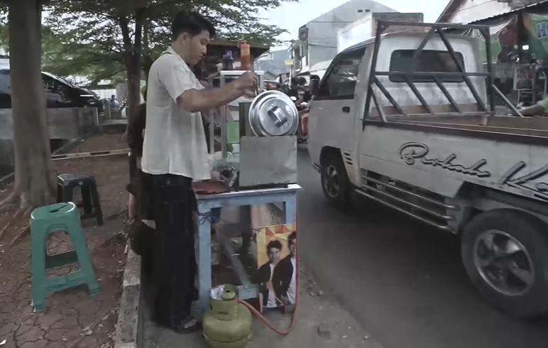 Sidik Eduard jualan bakso cilok di kawasan Kalisari, Depok, Jawa Barat. (YouTube D Hakim)