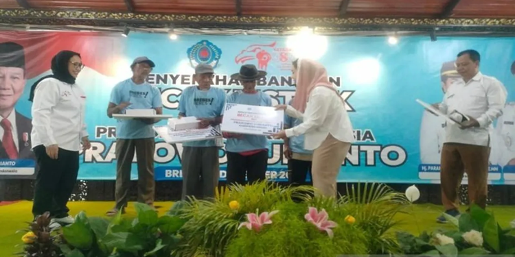 Sebanyak 100 Pengayuh Becak di Brebes Terima Becak Listrik dari Presiden Prabowo